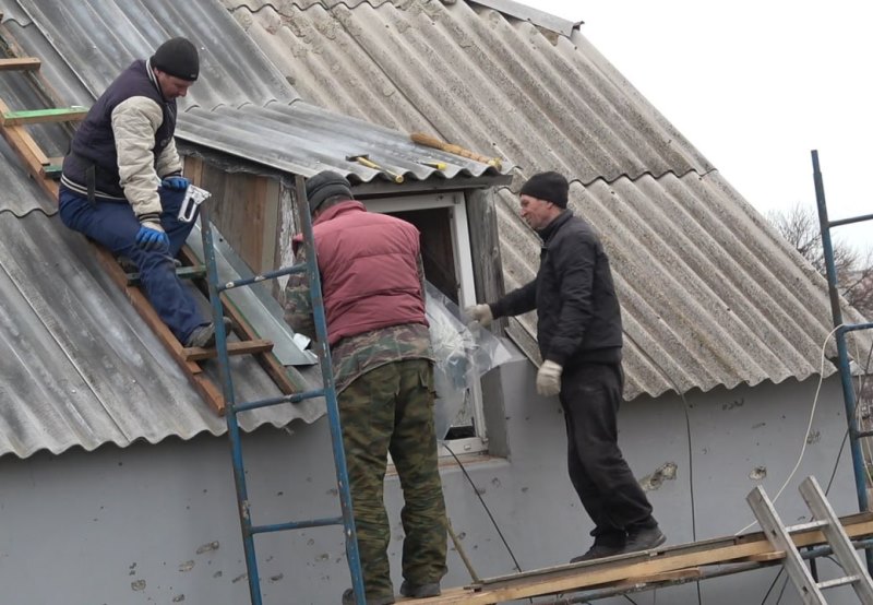 Продолжаются ремонтно-восстановительные работы в населенных пунктах Виноградное и Сопино.